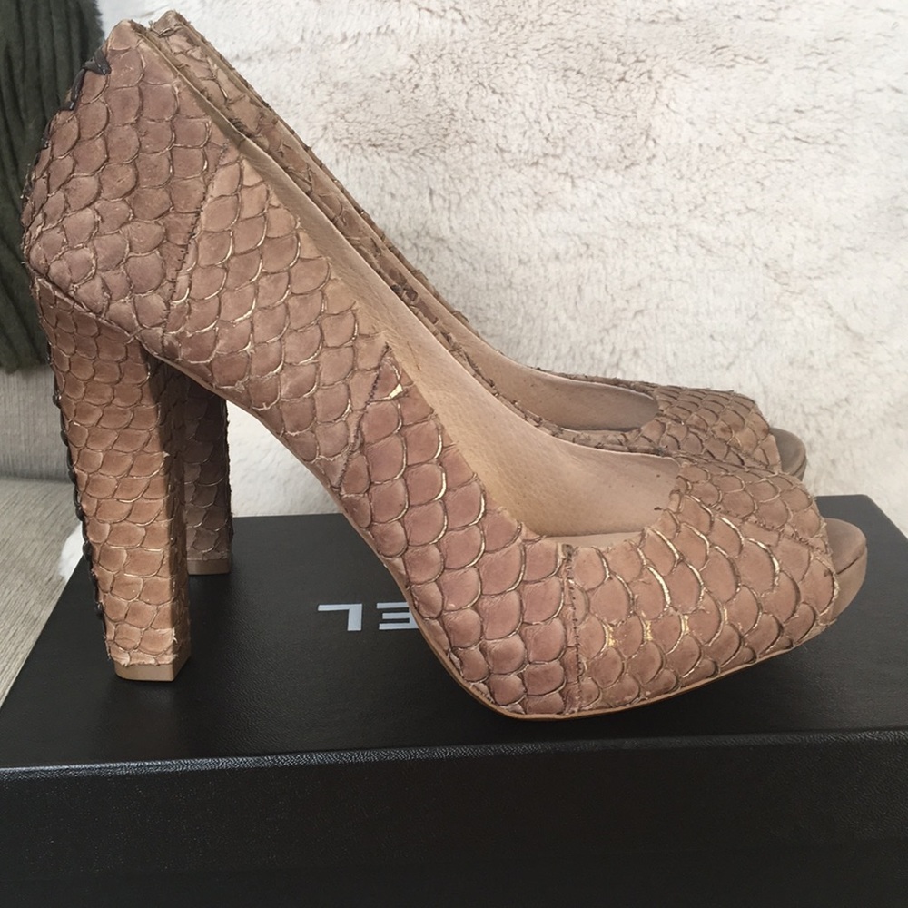 House of Harlow 1960 Peep toed heels